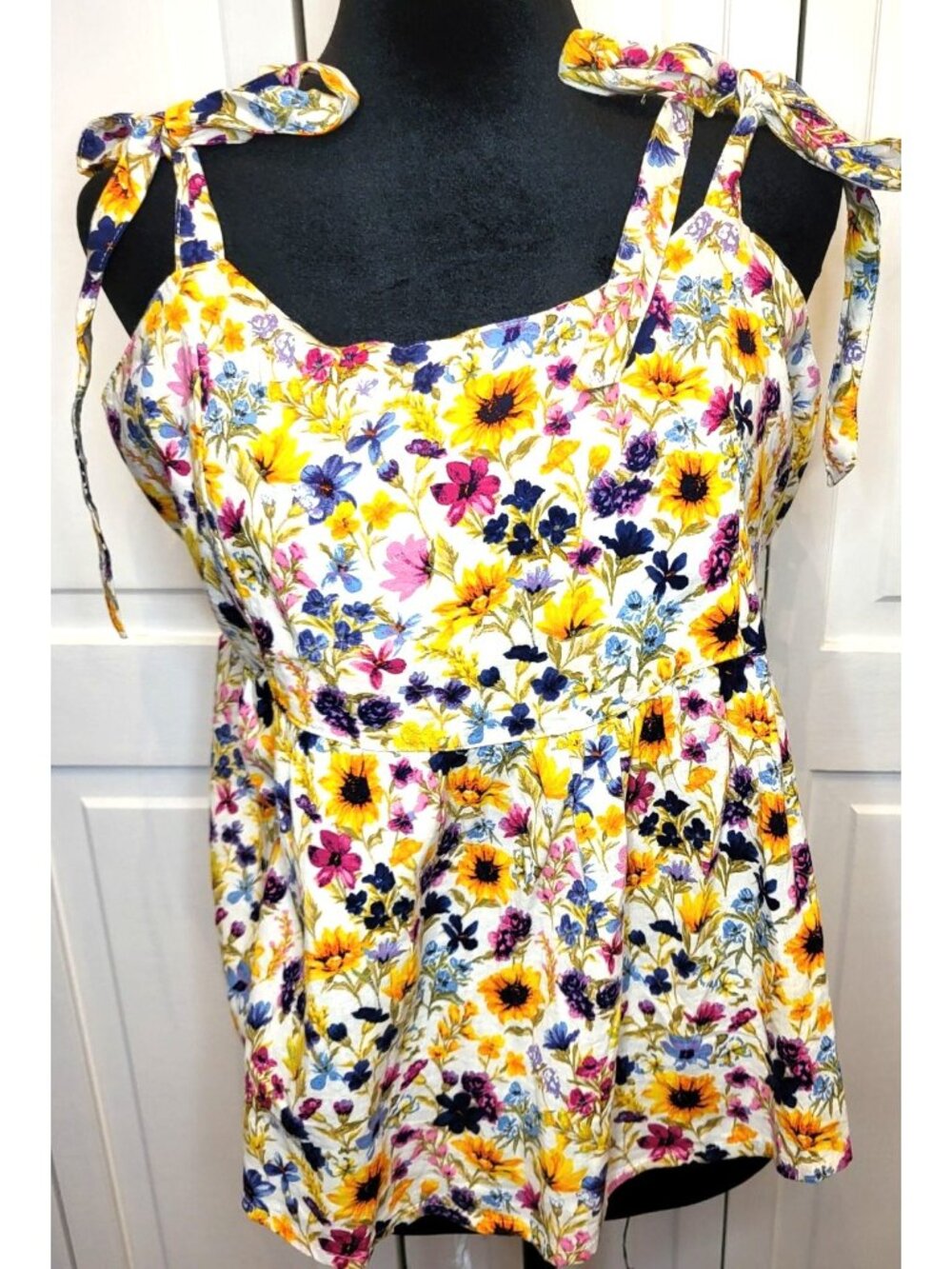 Old Navy White Floral  Sunflower Print Tank Tie Straps Smocking L Boho Cottage